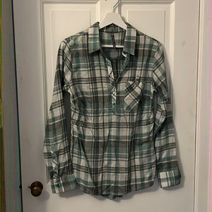 Kuhl Spektra Plaid pullover style shirt size small